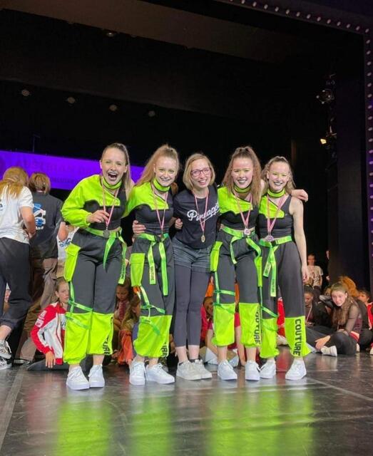 Die Ligisterin Lara Hiden (r.) ist Mitglied einer äußerst erfolgreichen Tanzgruppe. | Foto: Hiden