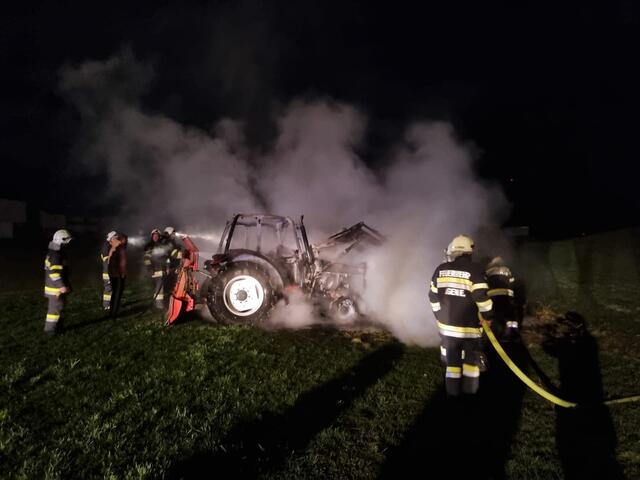 Trotz massiven Einsatzes der FF Aigen wurde der Traktor vollständig zerstört. | Foto: FF Aigen i. Ennstal