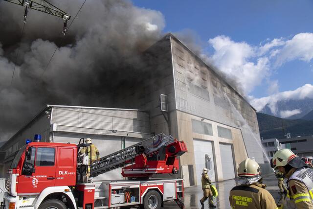 Großbrand bei der Entsorgungsfirma Freudenthaler in Inzing. | Foto: zeitungsfoto.at