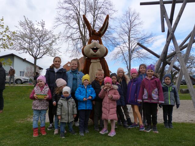 Am Spielplatz in Lutzmannsburg traf man auf den ,,echten" Osterhasen und viele glückliche Kids.