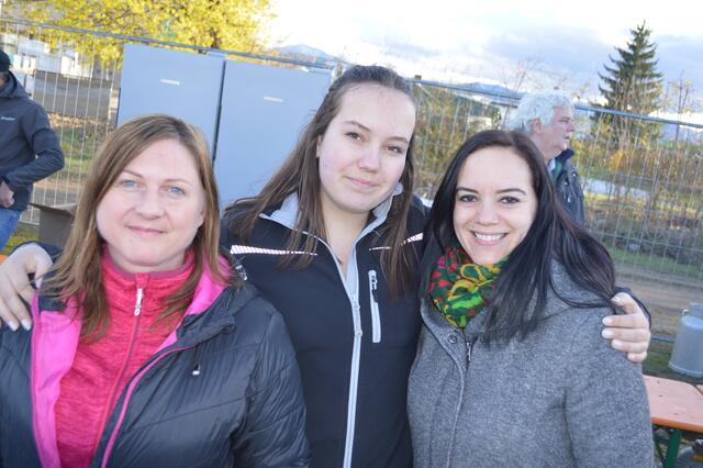 Alexandra Pansy mit Lena und Silvia Hornbogner  | Foto: Christopher Polesnig 