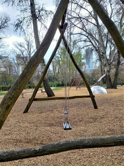 Donaupark - große Schaukeln am Spielplatz. Sehr zu empfehlen, bei schlechtem Wetter. Da hat man die Schaukeln für sich. ;-)
