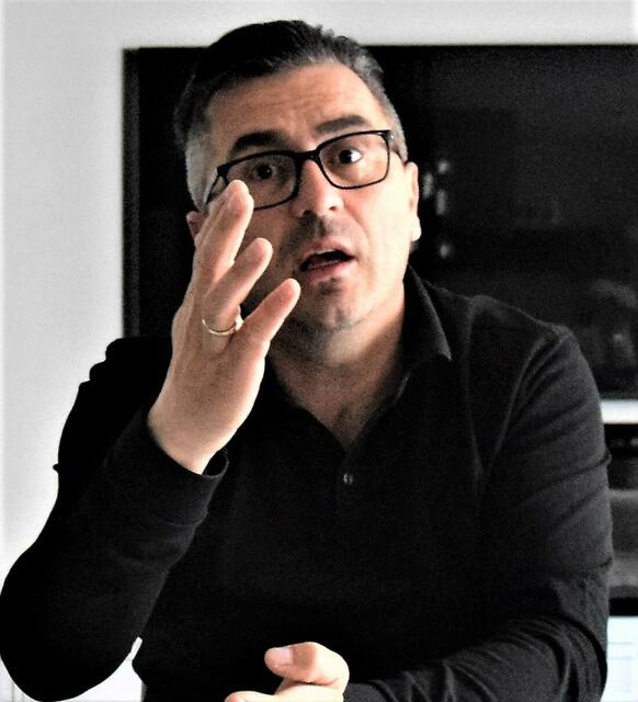 Ein Fußballtrainer mit Ecken und Kanten eben, dem es nichts ausmacht, wenn man ihn im Sportgespräch als einen "positiv Fußballverrückten" bezeichnet.  | Foto: Schwaighofer