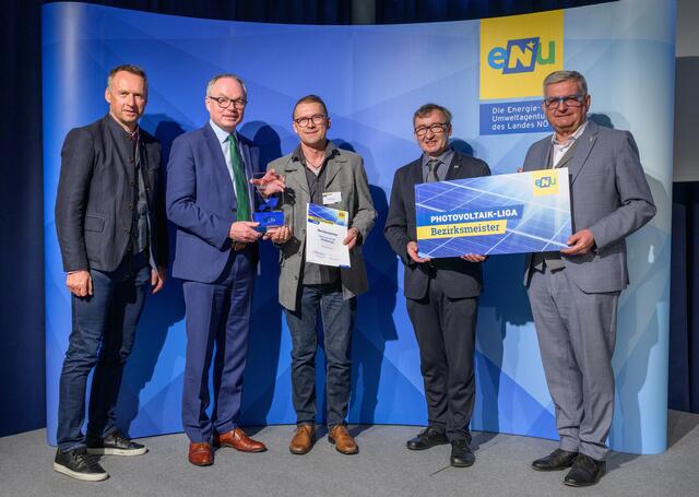 Bei der Verleihung: Ex-Nationalspeiler Toni Pfeffer , LH-Stv. Stephan Pernkopf, Windigsteigs Energiegemeinderat Alfred Böhm, eNu-Geschäftsführer Herbert Greisberger und Gemeindebund-Präsident Alfred Riedl (v.l.) | Foto: NLK Burchhart