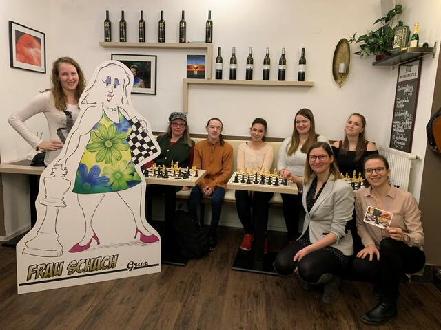 Monatlich wird in der Vinothek Graz zum "Frau-Schach-Abend" geladen. Initiiert wurde dieser Fixtermin von Sara Felberbauer und Maria Martetschläger (auf dem Bild die ersten beiden Frauen sitzend rechts). | Foto: Frau Schach