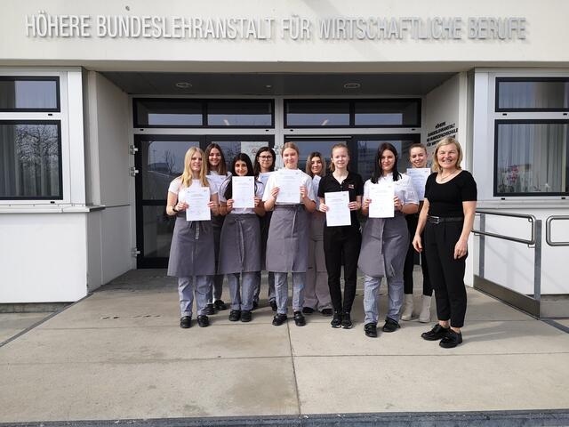 Anneliese Neumayr (vorne re.) mit den erfolgreichen Absolventinnen (3AHL) der Zusatzausbildung zur veganen Küche  | Foto: Bettina Seidl