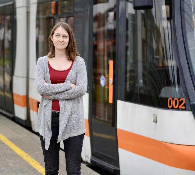Eine Preisreduktion um fast ein Drittel für das Öffi-Ticket fordert die grüne Sozialsprecherin Julia Mandlmayr. | Foto: Grüne Linz