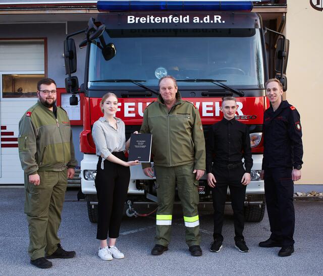 M Thomas Urschler, Michaela Schwarz, HBI Florian Brandl, Samuel Mirna und BM Benjamin Ohner (v.l.) bei der Übergabe
 | Foto: HTL Pinkafeld