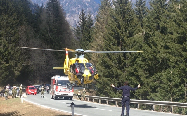 Der Rettungshubschrauber im Einsatz beim schweren Motorradunfall im Mölltal am Montag. | Foto: FF Winklern
