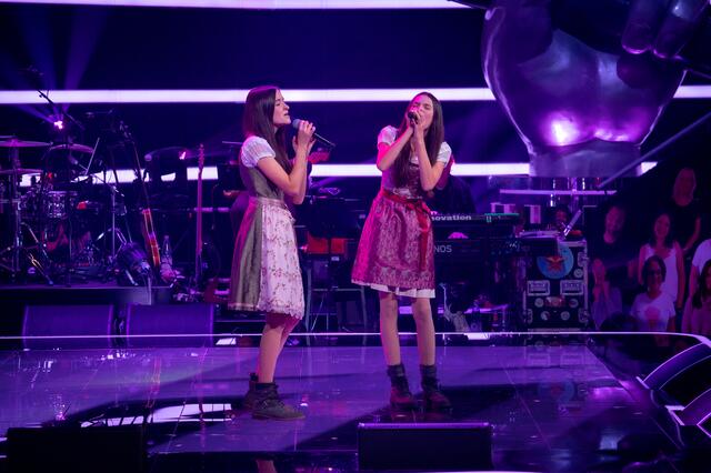 Lisa (links) und Hanna (rechts) auf der großen The Voice-Bühne | Foto: SAT.1 / Claudius Pflug
