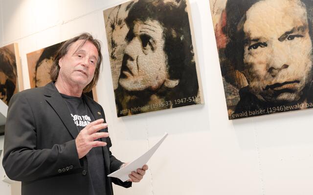 15 "Jedermänner" – von Alexander Moissi in den 1920er Jahren bis zu Nicholas Ofczarek rund 100 Jahre später - hat der Salzburger Künstler Günter Edlinger in seinem Zyklus „Jedermänner“ großformatig portraitiert. | Foto: Stadt Salzburg/Alexander Killer