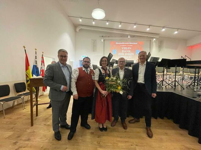 V. l.: Ulram mit Obmann Karner Heidi Haubenwallner, Kolby und Raimund Burjan am Konzert in Mönchhof.
 | Foto: Gemeinde Mönchhof