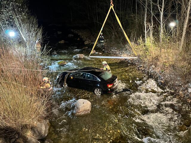 Aus unbekannter Ursache geriet ein Pkw auf der Kaunertalter Landesstraße von der Fahrbahn ab und stürzte in den Faggenbach. | Foto: ZOOM.TIROL