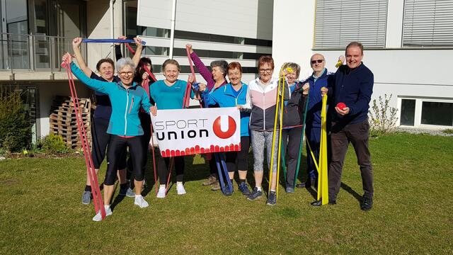 Die Senior:innen der Gemeinde Naas freuen sich über ihre neuen Sportutensilien. | Foto: Sportunion