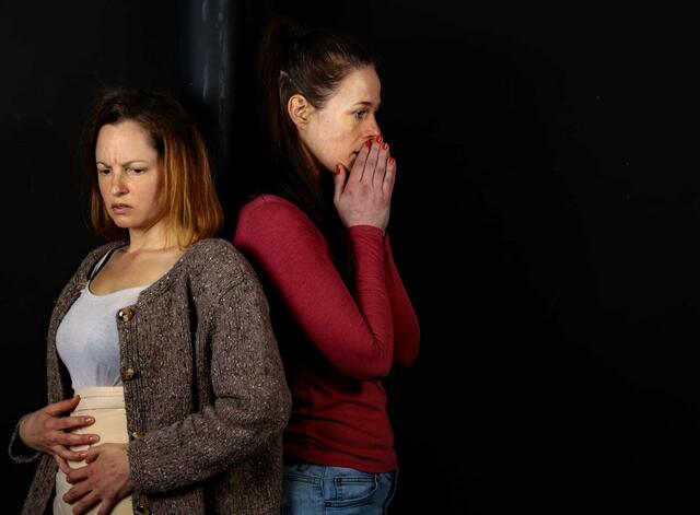 Was hat Nachbarin Laura (Tamara Burghart) bei Marie (Ines Stockner) übersehen und auch nicht hören wollen? Das Stück "Im Zustand der Schwerelosigkeit?" stellt kluge Fragen, die teilweise. | Foto: Sammy Steurer