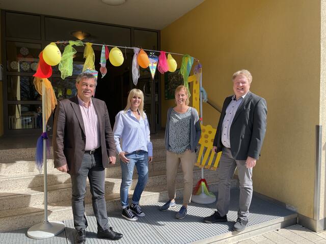 Bürgermeister Andreas Pfurner, Schulleiterin Tanja Eder-Possenig, Sozialarbeiterin Rike Dühr und Schulqualitätsmanager Thomas Greuter (v.l.). | Foto: VS Debant