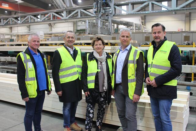 Landesrätin Ursula Lackner mit dem Betriebsleiter Werner Schuster, Bgm. Adolf Meixner, Geschäftsführer Manfred Steinwiedder und LAbg. Andreas Thürschweller.  | Foto: Katrin Löschnig