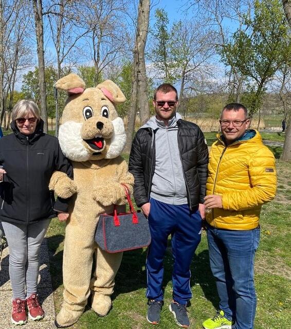 Foto mit dem Osterhasen: Maria und Hubert Bleich mit Christian Schriefl | Foto: Schriefl