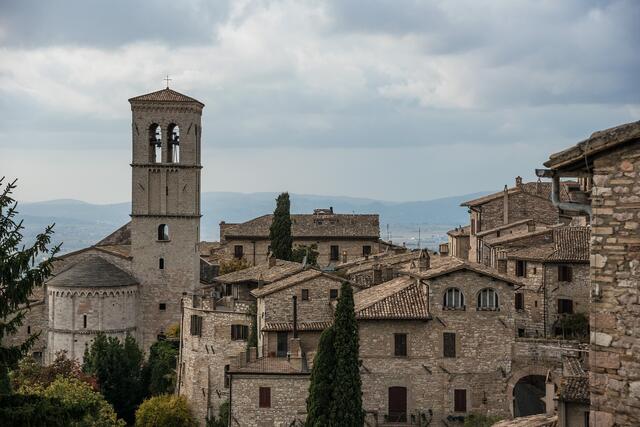 Assisi in Umbrien ist neben Rom der zweite wichtige Wallfahrtsort in Italien und ein Muss für alle Bewunder:innen des heiligen Franziskus. | Foto: pixaby