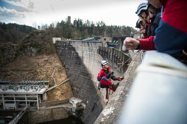 Abseiltraining der Greenpeace-Kletterer an der 69 m hohen Staumauer des Kraftwerks Ottenstein | Foto: EVN/ Matejschek