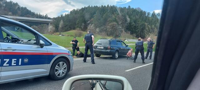 Mit vorgehaltenen Pistolen wurden der 25-Jährige und seine 26-jährige Mitfahrerin von der Polizei aus dem Wagen geholt und am Boden fixiert. | Foto: privat