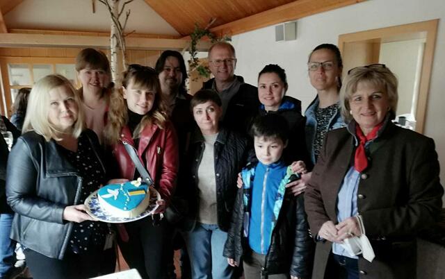 Bürgermeister Erich Stampfer und Vizebürgermeisterin Brigitte Ritzinger mit der Flüchtlingsfamilie aus der Ukraine sowie der Unterkunftsfamilie Taar aus Zedlitzdorf.  | Foto: Privat