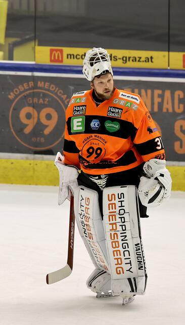 Der "alte" und "neue" Einser-Goalie hat große Erwartungen an die kommende Saison. | Foto: GEPA