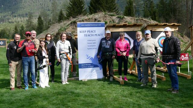 v.l. Walter Mahlknecht, Charly Egger, G. Dujmovits, Elisa
v.r. Martin Eberharter, Rainer Geisler, Arthur Berger
mit dem Vereins Roll up | Foto: Gerhard F. Dujmovits - Friedenssoldaten - Harry Triendl