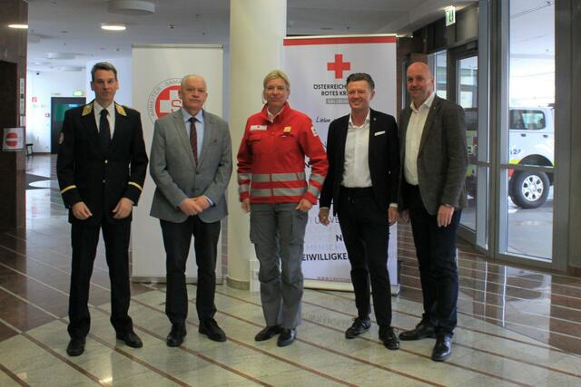 Martin Gaisberger (Obmann des Samariterbunds), Reinhold Mayer (Vertriebenenkoordinator des Landes), Sabine Kornberger-Scheuch (Landesgeschäftsführerin des Roten Kreuzes), Martin Panosch (Landesdirektor Wiener Städtische und Honorarkonsul der Ukraine) und Joachim Maislinger (Bürgermeister von Wals-Siezenheim) (von links) | Foto: Rotes Kreuz