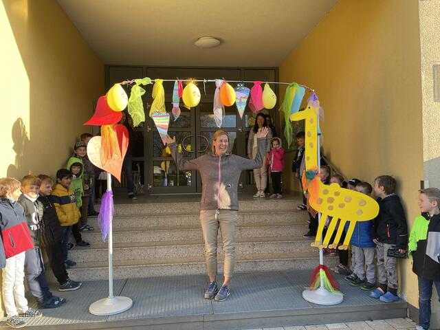 Die SchülerInnen der ersten Klassen hießen Rike Dühr willkommen. | Foto: VS Debant