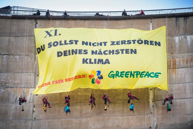 Ein riesiges Transparent - Das elfte Gebot: Du sollst nicht zerstören deines nächsten Klimas - wurde bei dem Training an der Staumauer aufgehängt | Foto:  EVN / Matejschek