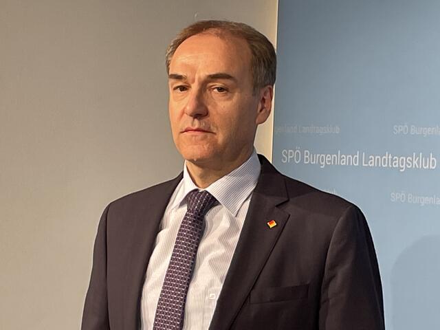 LR Leonhard Schneemann weist auf das große Interesse aus anderen Bundesländern sowie aus dem Ausland an dem Modell der pflegenden Angehörigen hin. | Foto: Uchann