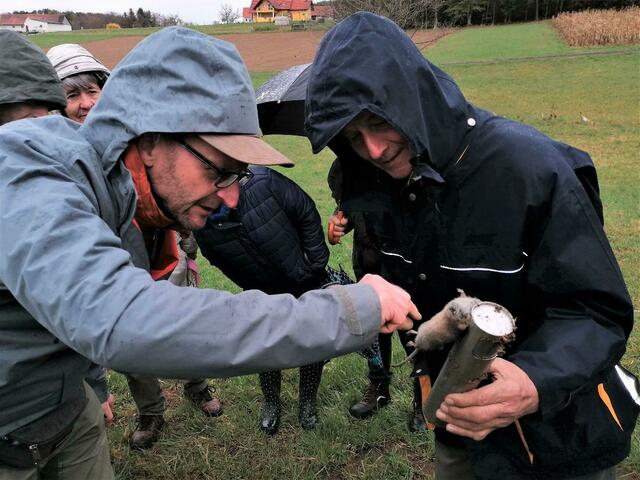 Kursleiter Harald Pachler (l.) ging im Praxisteil ins Detail.  | Foto: Karl Lenz 