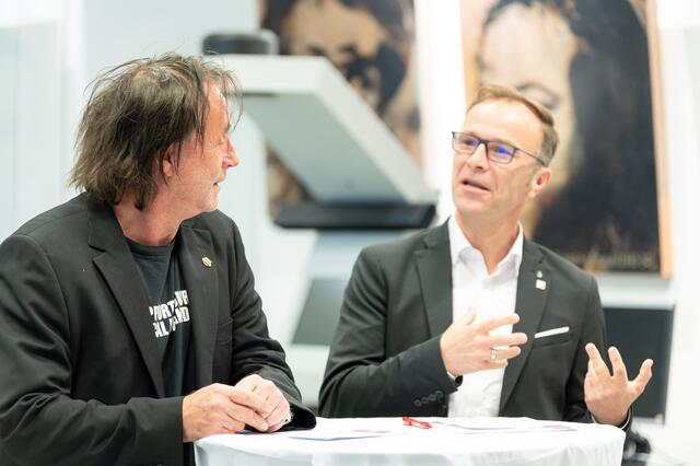 Künstler Günter Edlinger und Kulturressortchef Bernhard Auinger. | Foto: Stadt Salzburg/Alexander Killer