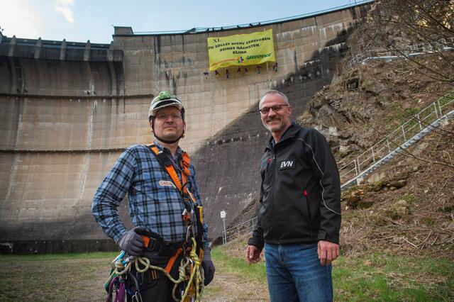 EVN Sprecher Stefan Zach und Johannes Nendwich von Greenpeace vor der Staumauer des Kraftwerks Ottenstein | Foto:  EVN / Matejschek