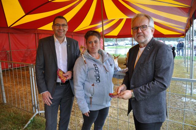 Karin Degen überreicht die Freikarten an Bürgermeister Markus Vogl (v.li.n.re.) und Vizebürgermeister Michael Schodermayr. | Foto: Magistrat Steyr