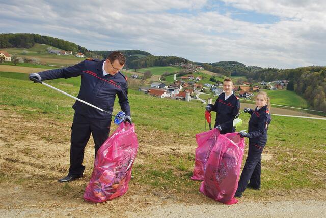 Fleißig: Breitenbuchs Feuerwehr-Kommandant Otmar Fink mit Maximilian Fink und Anna Sophie Fink.  | Foto: LFV Franz Fink