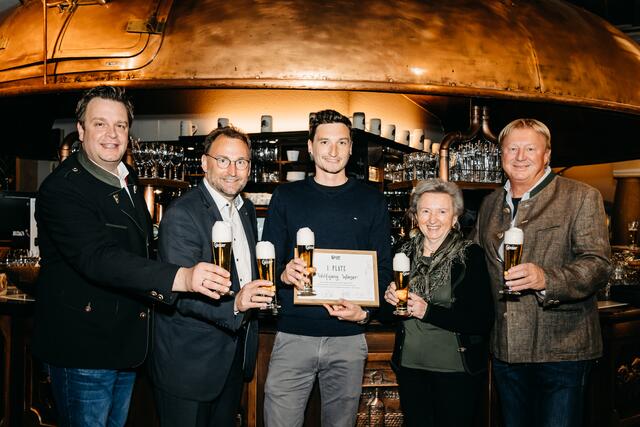 v.l.n.r.: Robert Grossauer (Gösser Bräu), Christian Payrhuber (Verkaufsdirektor Brauunion Österreich Region Süd), Sieger Wolfgang Wieser, Erika Wagner (legendäre Gösser Wirtin), Franz Grossauer (Chef der Grossauer Unternehmensgruppe)  | Foto: Tina Szabo