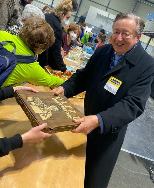 Mit der Pizza aus der Lugner City konnte Richard Lugner eine große Freude machen. | Foto: Lugner