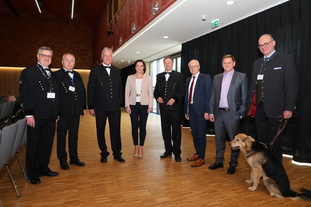 BVÖ-Präsident Josef Pappenreiter, BM-Abteilungsleiter für Sicherheit im Bergbau Thomas Spörker, Montanuni-Vizerektor Peter Moser, BM Elisabeth Köstinger, Montanuni-Rektor Wilfried Eichlseder, Landesrat Hans Seitinger, Leobens Bürgermeister Kurt Wallner, BM-Sektionschef Andreas Reichhardt (v.l.) im Rahmen der Eröffnung der Jubiläumsveranstaltung im Live Congress Leoben.  | Foto: Freisinger
