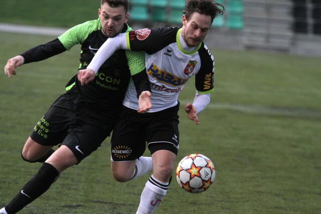 In Dietach wurde mit harten Bandagen gekämpft. Wie hier der Perger David Furchtlehner (re.) gegen den Kroaten Ivan Dramac (U. PROCON Wohnbau Dietach). 