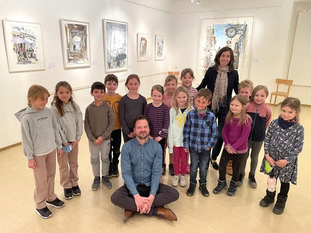 Die 2a der Volksschule Stein in der Galerie Kultur Mitte mit Klassenlehrerin Alexandra Sacher-Münzberg und dem Künstler Nikolaus Yvon. | Foto: sg