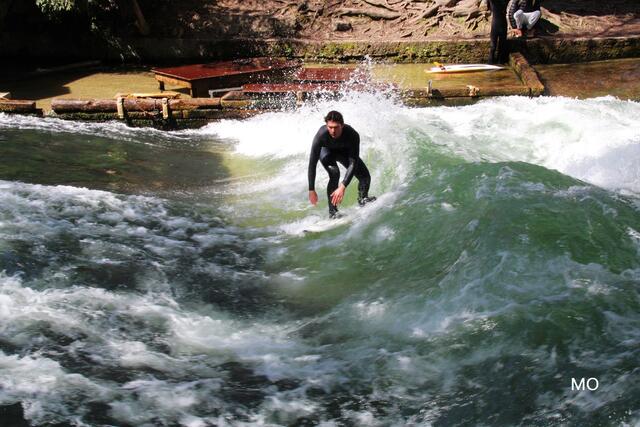 Surfen im Englischen Garten, München
