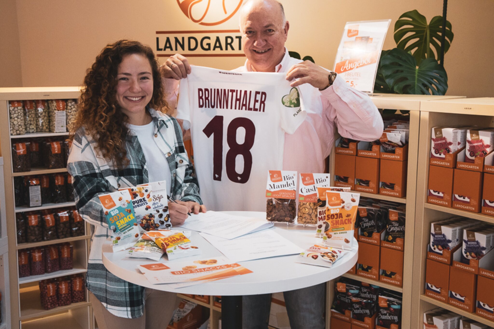 Wirtschaft Fußballerin Melanie Brunnthaler und Landgarten Bio Snacks