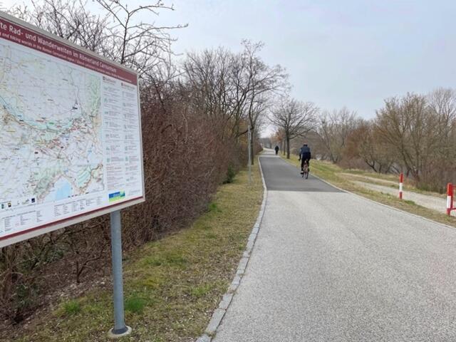 Der Triestingauradweg verläuft vom Donauradweg (EuroVelo 6) auf der Donauinsel abzweigend durch Schwechat bis Schönau an der Triesting.
 | Foto: Dejan Mladenov 