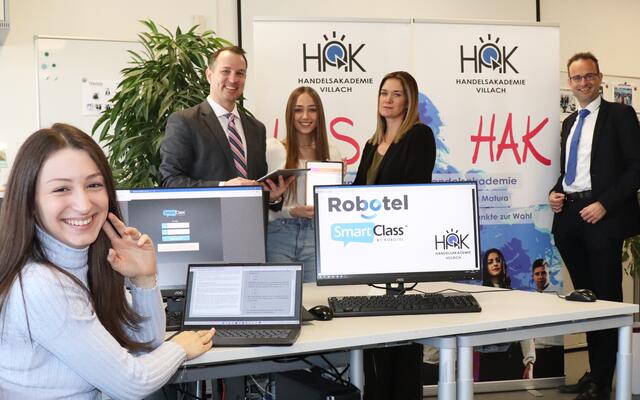 HAK-Direktor Florian Buchmayr mit Robotel-Manager Fabian Klein und Projektleiterin Julia Zernig mit Schülern beim Rollout.  | Foto: HAK Villach 
