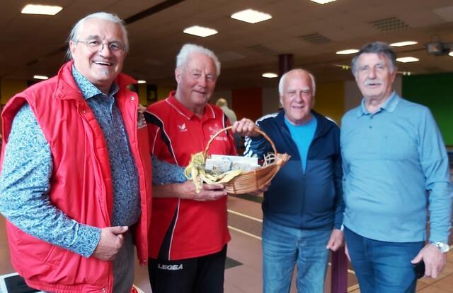 Ein Geschenkekorb für Manfred Kogler.  | Foto: Privat