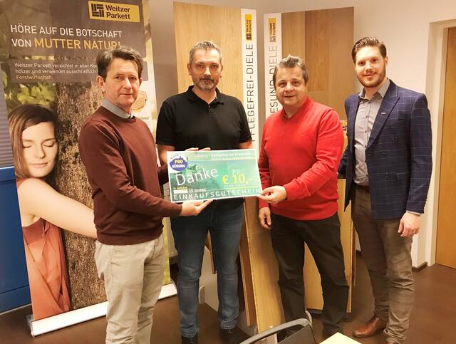 Danke-Bons im Wert von 33.000 Euro wurden verteilt (von links): Markus Wolf (Verein Pro Güssing), die Weitzer-Teamleiter Holger Schlener und Dietmar Graf, René Pöschlmayer (Wirtschaftskammer). | Foto: Wirtschaftskammer