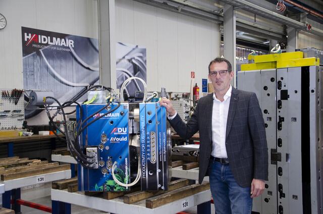 Christian Eckhart mit einem Werkzeug aus dem Hause Haidlmair.  | Foto: Haidlmair