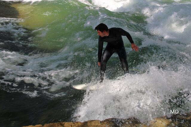 München, Eisbach, Surfer